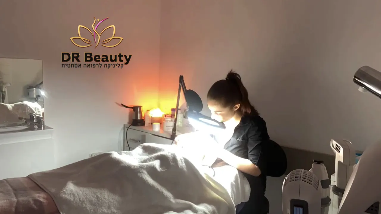 חדר טיפולים עם ציוד והלוגו של Dr Beauty